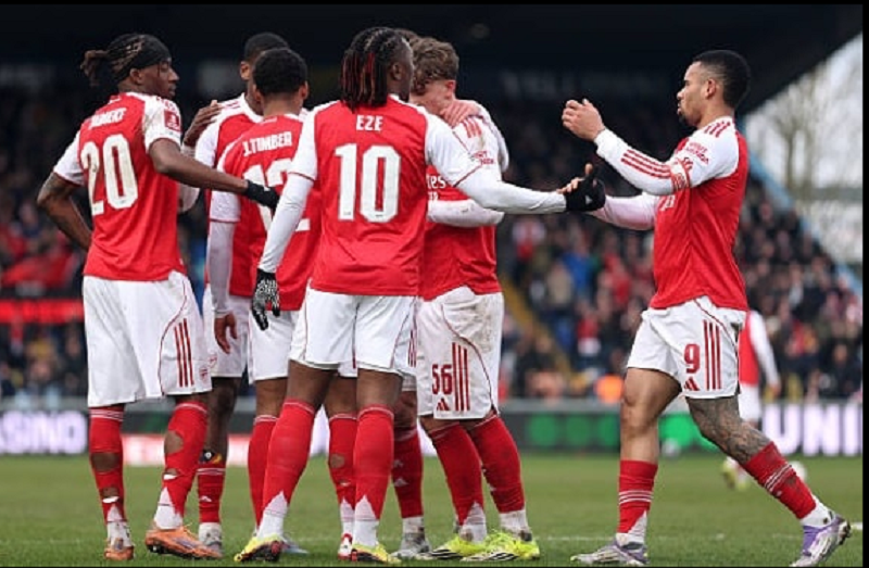 madueke-lap-cong-arsenal
